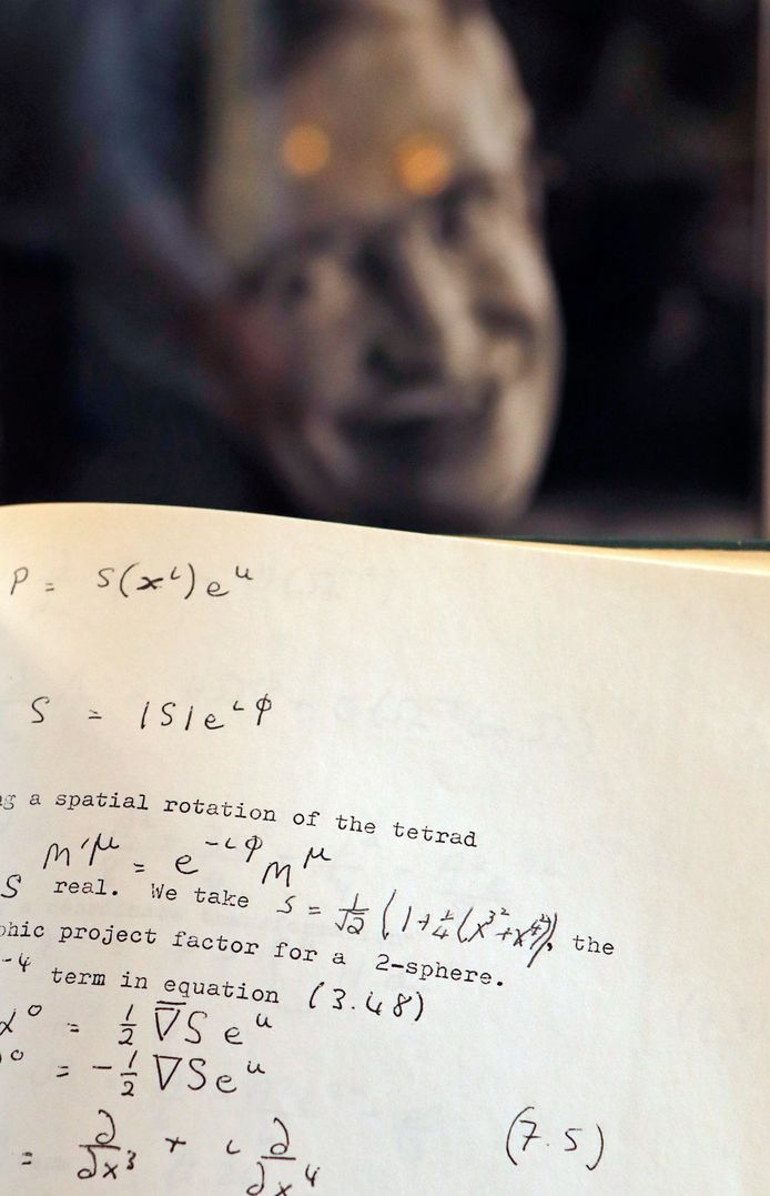 Een met de hand gecorrigeerd en bewerkt manuscript van Stephen Hawking gaat in Londen onder de hamer.