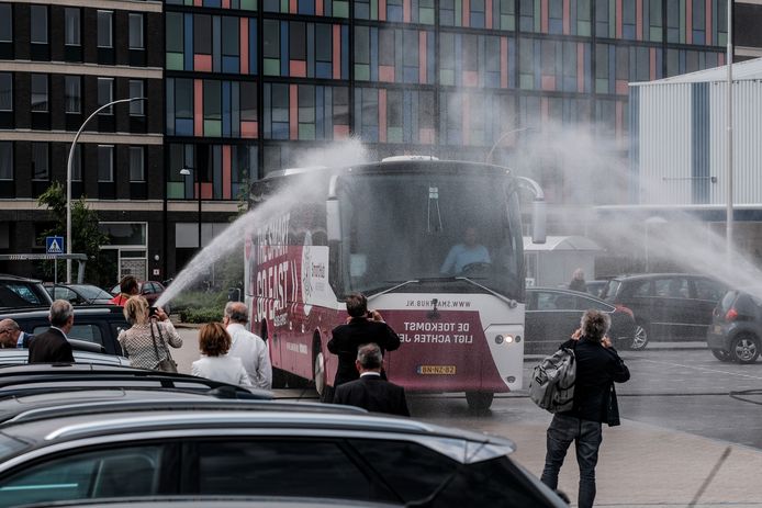 De Achterhoekse delegatie ging in een speciale SmartHub-bus naar Den Haag, die werd ingewijd door de brandweer.