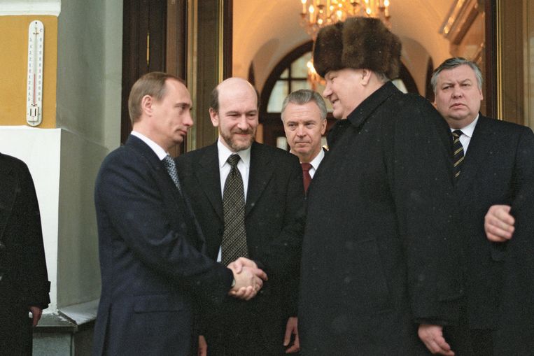 December 1999. Uittredend president Boris Jeltsin schudt waarnemend president Poetin de hand. Beeld TASS via Getty Images