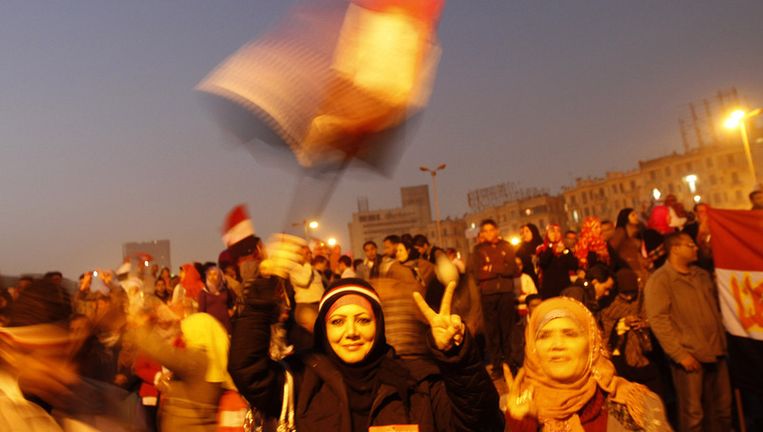 Het vertrek van president Mubarak wordt in Egypte nog steeds uitbundig gevierd. Beeld 