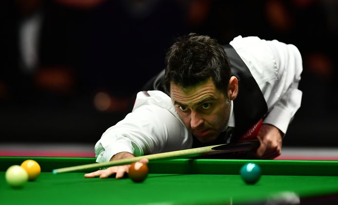 LONDON, ENGLAND - JANUARY 21:  Ronnie O'Sullivan of England plays a shot during his semi final match against Marco Fu of Hong Kong on day seven of the Dafabet Masters at Alexandra Palace on January 21, 2017 in London, England. (Photo by Dan Mullan/Getty Images)