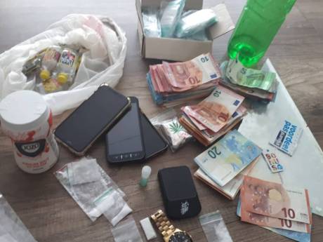 Dealer in Oss is handeltje kwijt: agenten nemen ketamine, geld en telefoons in beslag