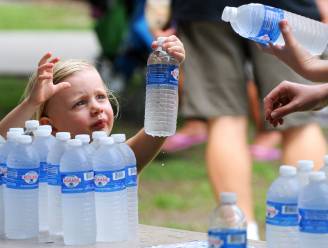 De helft van verkoop flessenwater zou genoeg zijn om iedereen van water te voorzien