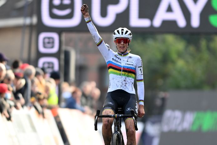 Lucinda Brand viert haar zege in de Jaarmarktcross.