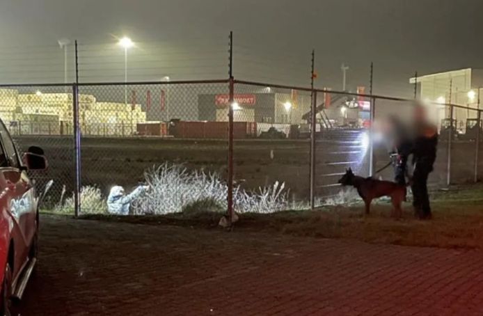 De politie houdt een indringer aan.