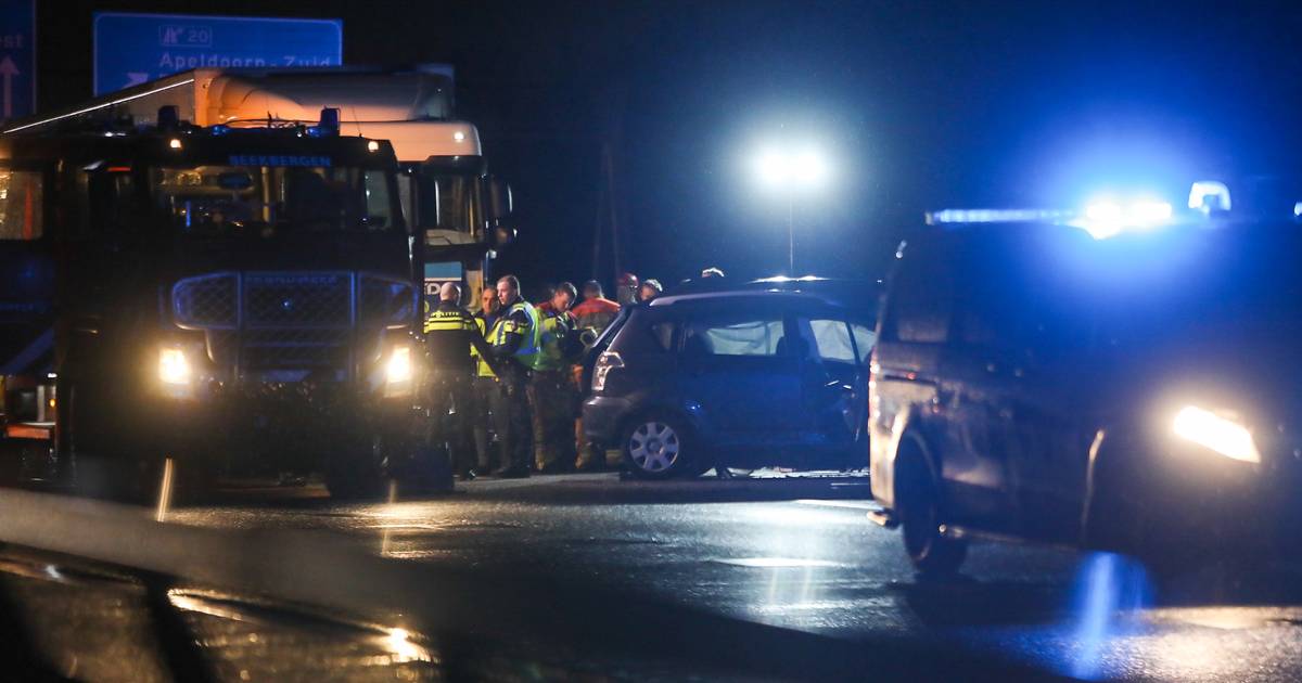 Brandweer bevrijdt bestuurder na botsing met vrachtwagen op A1 bij Apeldoorn: weg volledig dicht.
