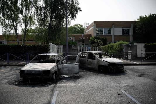 Uitgebrande voertuigen aan een school bij Bordeaux.