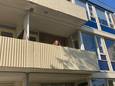Bewoner Kelly van de Sande op haar balkon