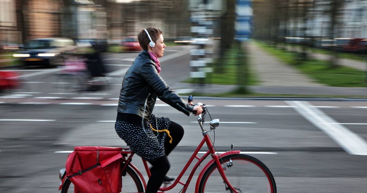 Kinderrijmpjes Ongunstig onderpand HET DEBAT: moet fietsen met oortjes of koptelefoon verboden worden? |  Binnenland | hln.be