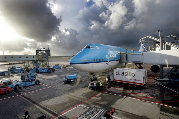 Een Boeing 747 van de KLM staat op het platform op de luchthaven Schiphol.