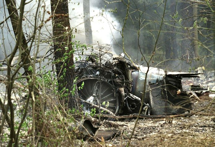Een Belgische F-16 komt tijdens een oefenvlucht in het Nederlandse Sellingen in botsing met een ULM-vliegtuig. Een van de twee piloten sterft, net als de piloot van het ULM-vliegtuig.