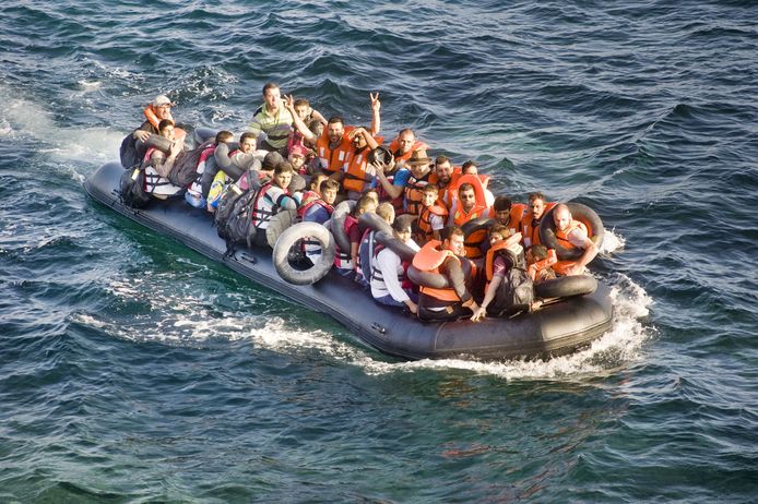 Ongeveer 52.000 mensen hebben vorig jaar geprobeerd om met kleine bootjes de oversteek te maken van de Belgische en de Franse kust naar het Verenigd Koninkrijk (illustratiebeeld)