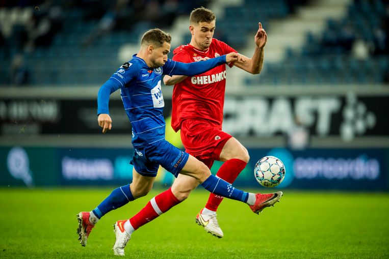Björn Engels van Antwerp verdedigt op AA Gent-speler Andrew Hjulsager, gisteren in de Ghelamco Arena. Beeld BELGA