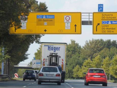 Als je de betekenis kent van deze zwarte streep op Duitse verkeersborden, scheelt dat veel stress