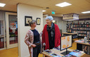 Jaimie Willebrand van Bibliotheek Oosterschelde en Daniëlle Orelio in de bieb in Burgh-Haamstede, met op de achtergrond twee werken van Orelio