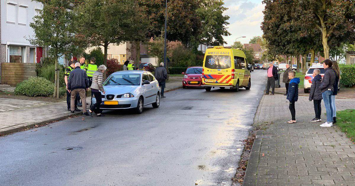 Man helpt bij aanhouding scooterdief, maar wordt aangereden door politieauto.
