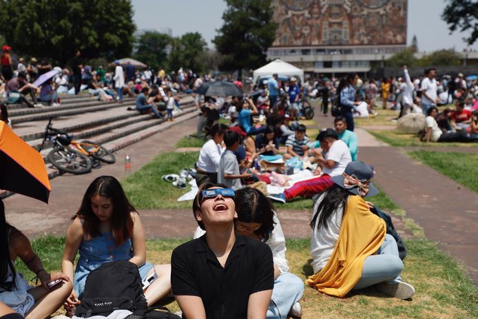Mensen kijken naar de zonsverduistering in Mexico City, Mexico.