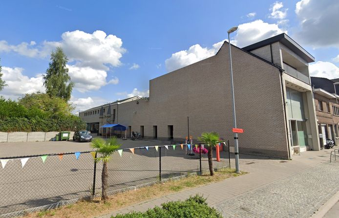 De moskee in de Schoolstraat was vroeger een meubelzaak maar een functiewijziging is nooit aangevraagd.