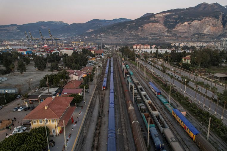 Het station van het Turkse Iskenderun. De treinen op twee sporen zijn sinds de aardbevingen in het gebied een veilig onderkomen voor mensen die huis en haard zijn kwijtgeraakt. Beeld Reuters