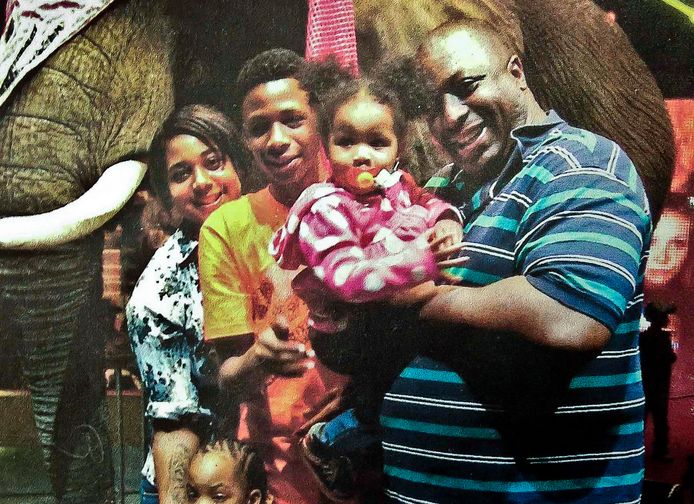 Eric Garner met zijn kinderen tijdens een familie-uitstapje.