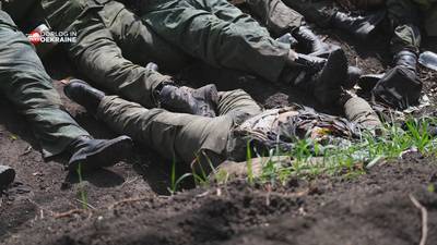Massagraf met Russische soldaten ontdekt in Oekraïne