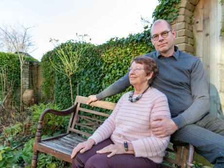 Marten (51) herdenkt de Ramp in het water: ‘Ik wil voelen hoe mijn opa en oma zich voelden’
