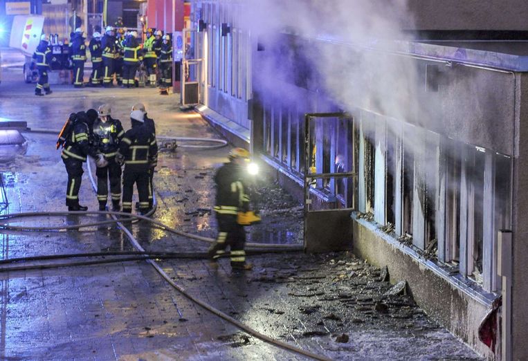 In Zweden werden tussen kerst en nieuwjaarsmorgen 3 aanslagen op Moskeeën. Hier blussen brandweermannen de brand in de moskee van Eskilstuna. Beeld afp