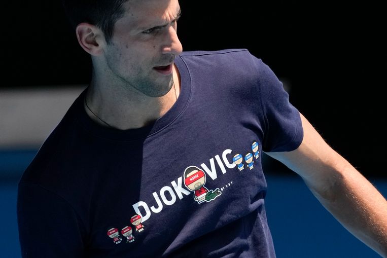 Novak Djokovic tijdens een training op woensdag in de Rod Laver Arena. Beeld Mark Baker / AP