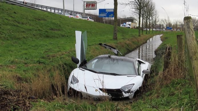 De bestuurder van de gecrashte Lamborghini was zaterdagmiddag nergens te vinden.