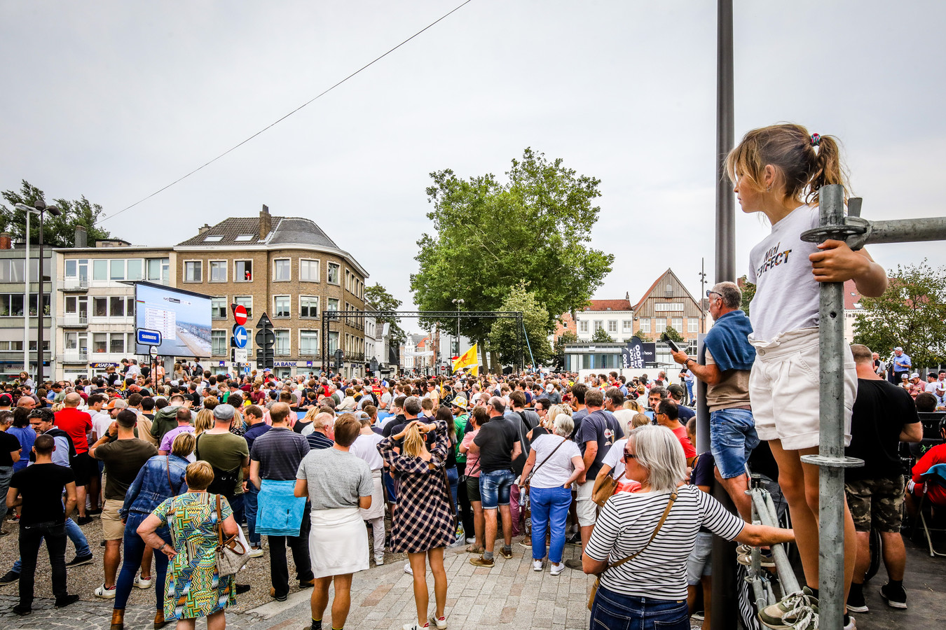 Zeker bij de aankomst van Wout Van Aert kwam het volk massaal naar 't Zand.