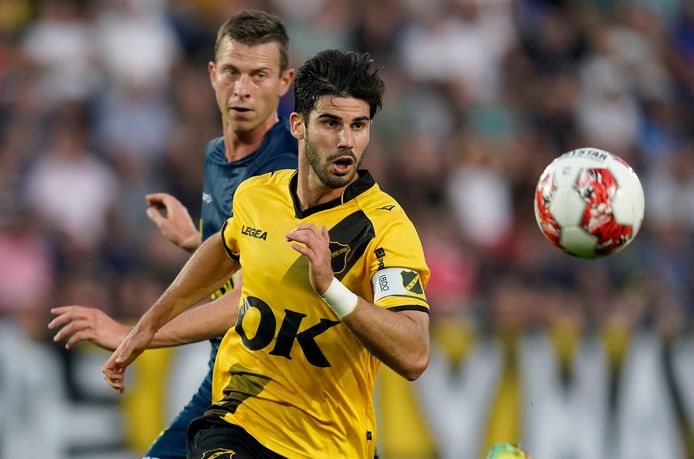 Nacho Monsalve houdt Robert Mühren weg bij de bal.