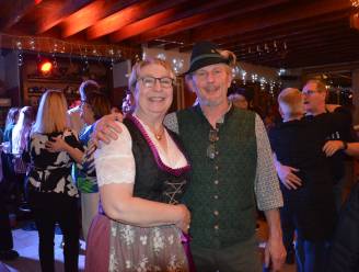 Annita (59) en Dirk (60) vieren 30 jaar De Wettel met hun klanten: “Die ambiance in onze Oostenrijkse bierstube zou ik nog voor geen geld willen missen”