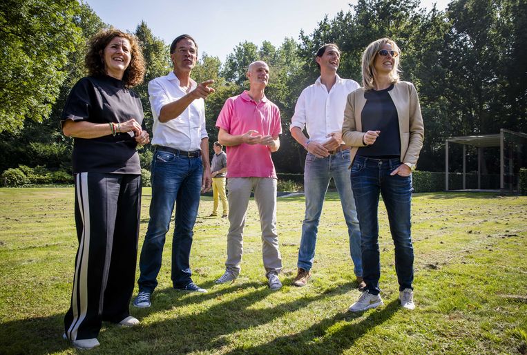 Minister Ingrid van Engelshoven van onderwijs (D66), premier Mark Rutte, Minister Stef Blok van buitenlandse zaken, Minister Wopke Hoekstra van financiën (CDA) en Minister Kajsa Ollongren van binnenlandse zaken (D66) tijdens een informele heisessie van het kabinet.  Beeld ANP