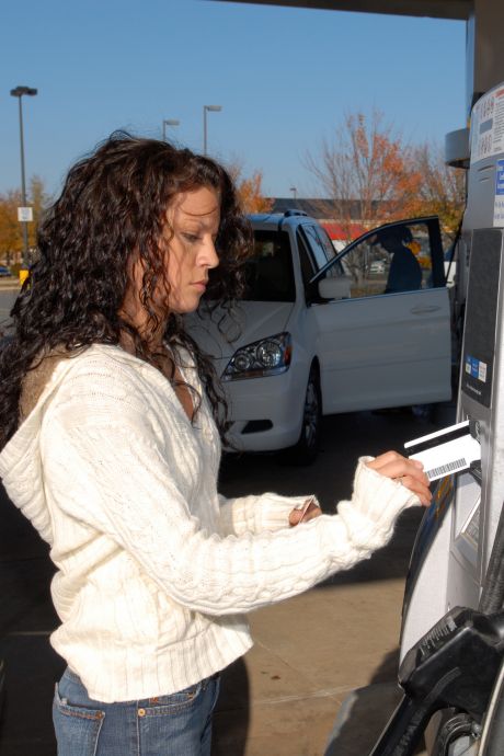 Vos paiements par carte de crédit: “Pour un plein d’essence, le commerçant peut bloquer jusqu'à 375 euros”
