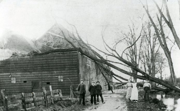 Stormschade aan een boerderij, vermoedelijk de Willemshoeve aan de Voorweg in Spijkenisse, circa 1915.