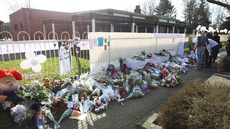 Bloemen en knuffelbeesten voor de slachtoffers van de busramp bij het gemeentehuis in Lommel. Beeld epa