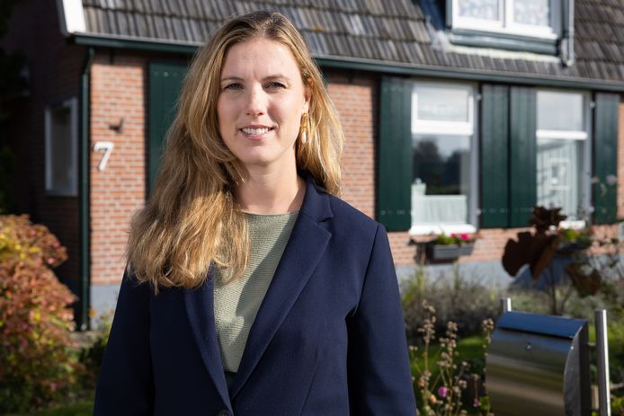 Kelly de Vries bij het huis waar de vermiste Germa van den Boom tot 1984 woonde.