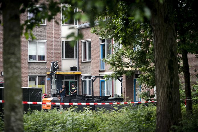 Politieonderzoek bij de woning van een 22-jarige verdachte in Geleen.