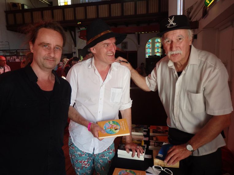 Uitgever Franc Knipscheer (r): 'Hij is als wonderkind binnengehaald en terzijde geschoven.' Met vormgever Kjeld de Ruyter (l) en dichter Hugo de Haas van Dorsser Beeld Schuim