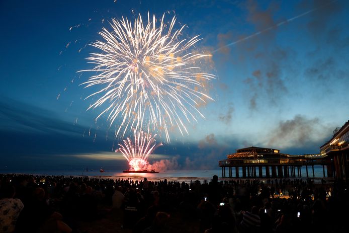 De lucht boven de Noordzee staat in vuur en vlam tijdens een eerdere editie van het Internationaal Vuurwerkfestival Scheveningen.