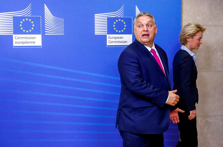 De Hongaarse premier Viktor Orbán wist dankzij rugdekking van onder meer Angela Merkels partij jarenlang in de Europese mainstream te blijven. Beeld Reuters