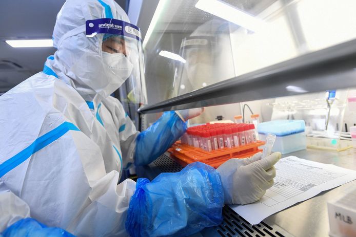 Archiefbeeld 4 augustus 2021: Een werknemer van het Fire Eye laboratorium in Wuhan werkt aan stalen die op het coronavirus moeten worden getest.