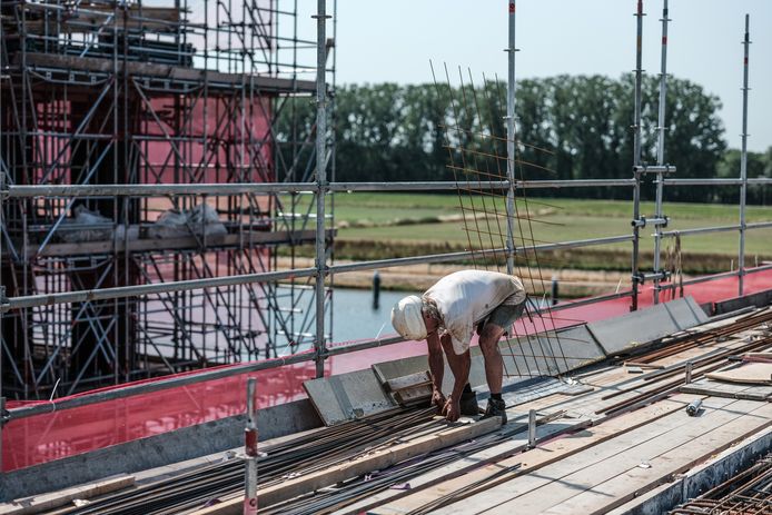 De bouw van appartementengebouw De Sluyswachter in Doesburg in de zomer van 2022.
