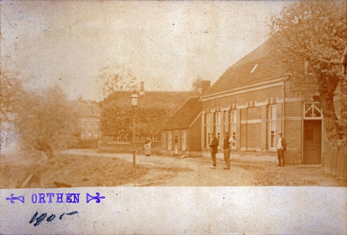 Café Schutterswelvaren in 1905, toen beter bekend als Den Bils. Het gebouw is tegenwoordig als feestzaal in gebruik. Voor het lage huisje staat, midden met zijn handen in de zij, Piet van Bilsen.