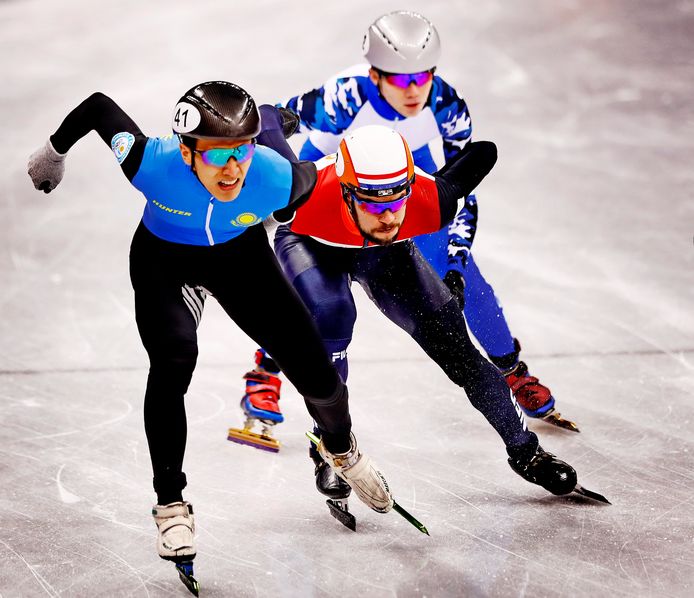 Olympische Winterspelen 2018
Pyeongchang
Sjinkie Knegt probeert zich in de laatste bocht te wurmen tussen Zhumagaziyev en Shulnigov en wordt weer gediskwalificeerd. De Olympische droom is over
Foto ; Pim Ras
