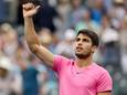 Carlos Alcaraz viert de winst op de Italiaan Jannik Sinner in de halve finale van het toernooi in Indian Wells. De Spanjaard treft in de eindstrijd de Rus Daniil Medvedev.