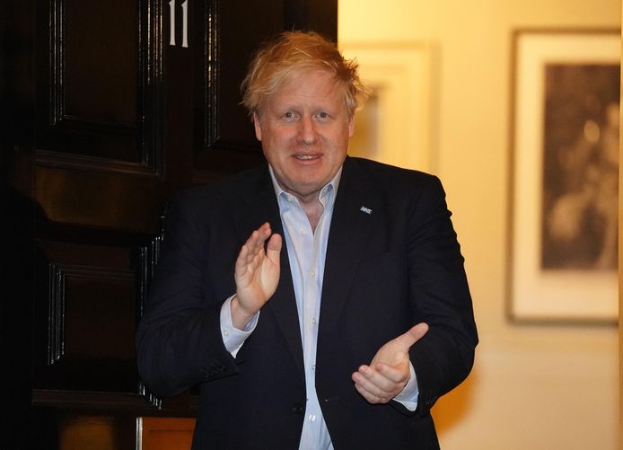 Premier Boris Johnson klappend voor het zorgpersoneel aan Downing Street 10 op 2 april, enkele dagen voor hij in het ziekenhuis werd opgenomen met COVID-19.
