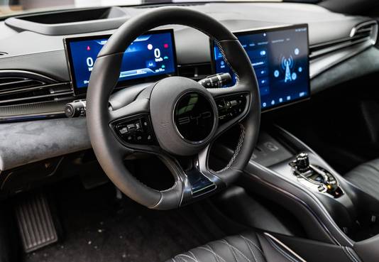 Brecht Vanhaelewyn, expert en mobilité de HLN, note notamment un choix de matériaux remarquable dans la finition.