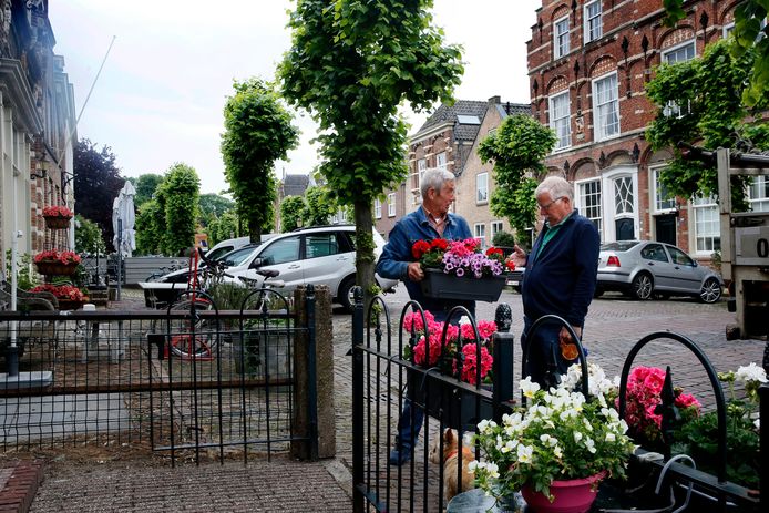 Piet de Joode (links): ,,Kwajongens verplaatsen soms mijn bloembak.’’