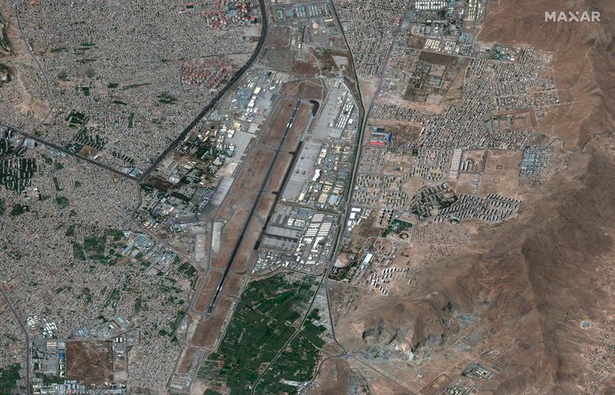 Een van afgelopen vrijdag daterende satellietfoto van de luchthaven van Kaboel.